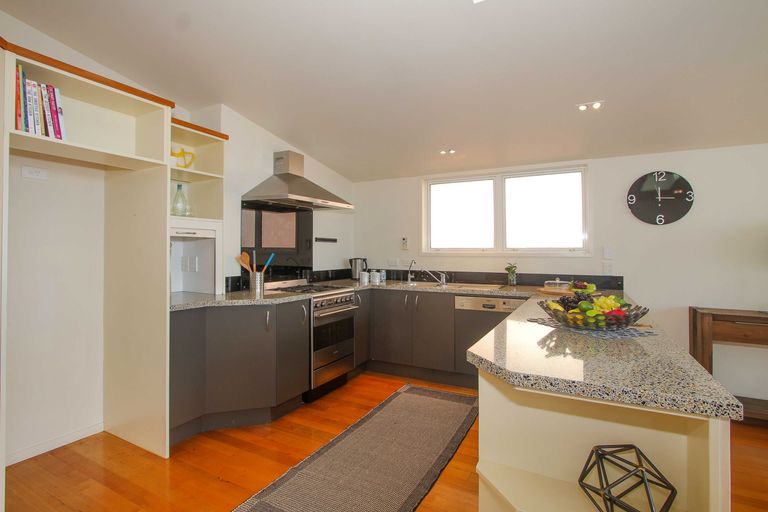 Photo of property in 99 Pupuke Road, Northcote, Auckland, 0627