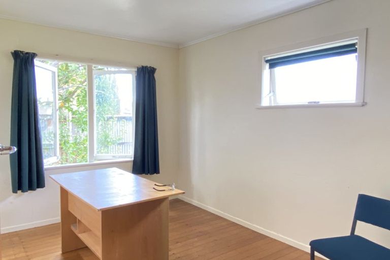 Photo of property in 1/66 Buscomb Avenue, Henderson, Auckland, 0610