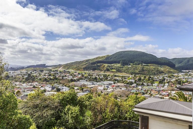 Photo of property in 27 Fyvie Avenue, Tawa, Wellington, 5028