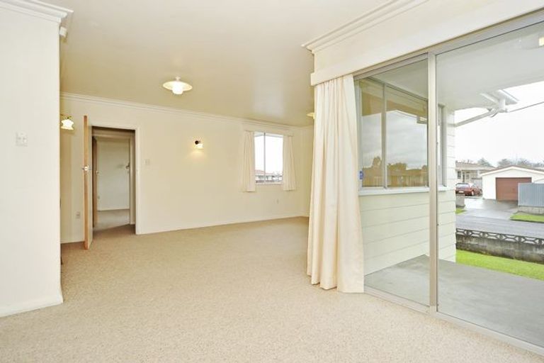 Photo of property in 2 Nairn Crescent, Awapuni, Palmerston North, 4412