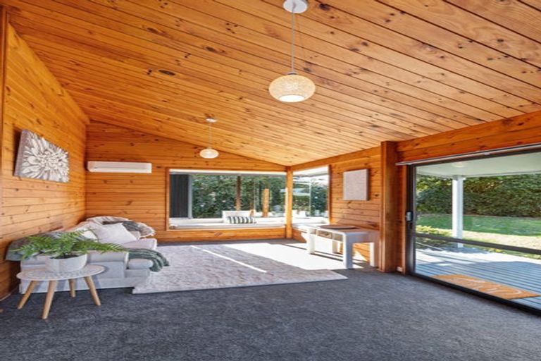 Photo of property in 802 Waitakere Road, Kumeu, 0891