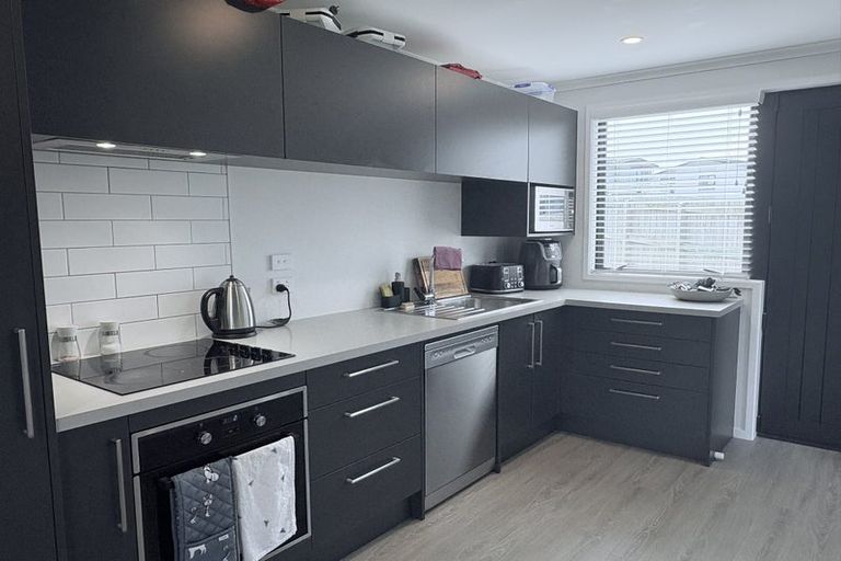 Photo of property in 12a Discovery Place, Marfell, New Plymouth, 4310