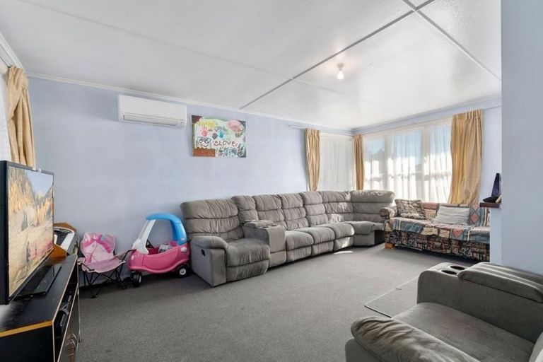 Photo of property in 12 Cornwall Crescent, Cannons Creek, Porirua, 5024