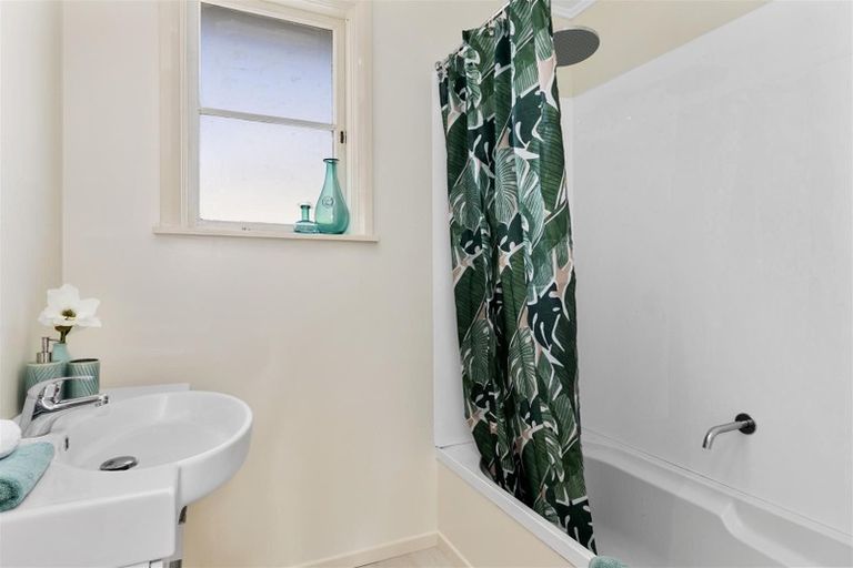 Photo of property in 14 Hanson Grove, Stokes Valley, Lower Hutt, 5019