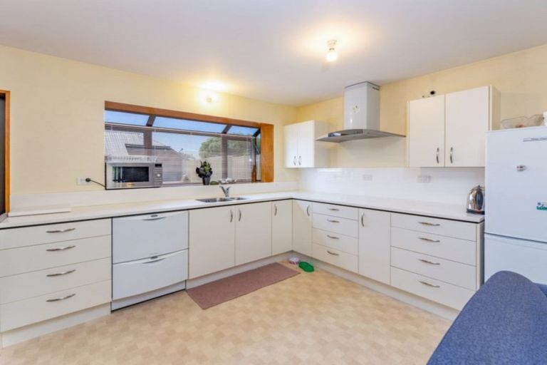 Photo of property in 10 Pyatt Place, Redwood, Christchurch, 8051