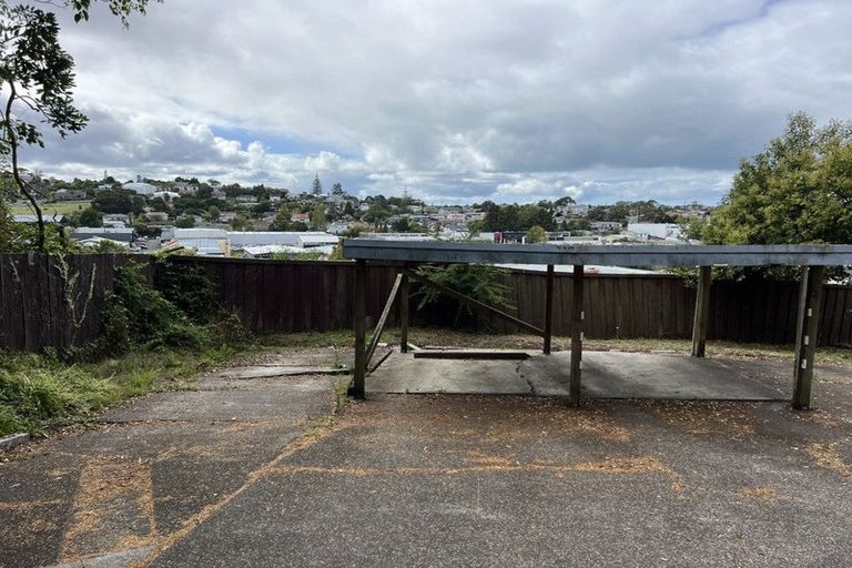 Photo of property in 1/8 Tusac Place, Totara Vale, Auckland, 0627