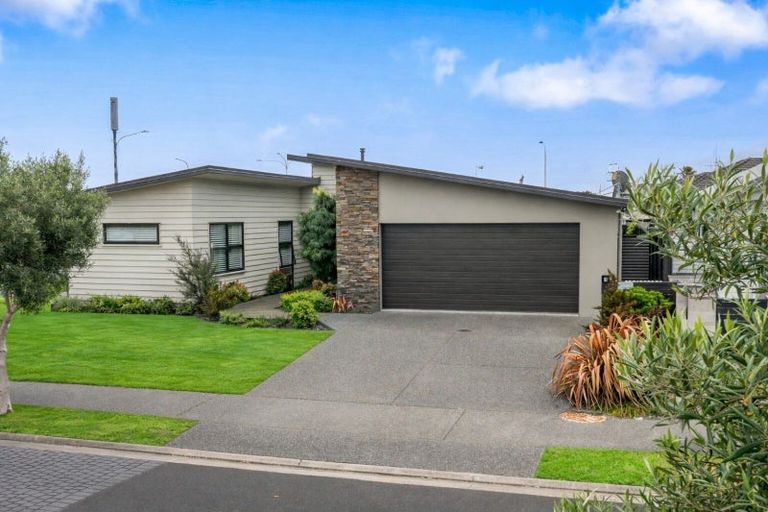 Photo of property in 1 Makura Drive, Papamoa Beach, Papamoa, 3118