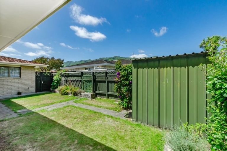 Photo of property in 6 Rewarewa Crescent, Waikanae, 5036