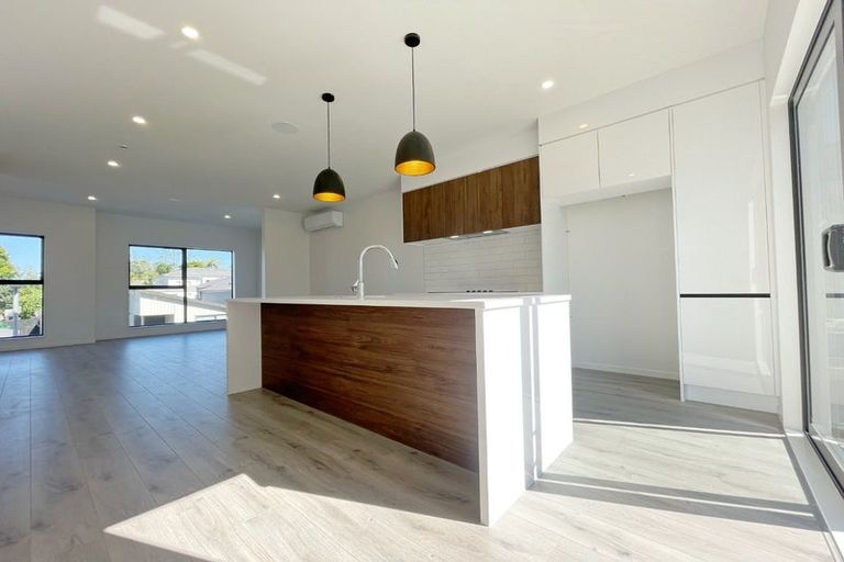 Photo of property in 7/105 Hobsonville Road, West Harbour, Auckland, 0618