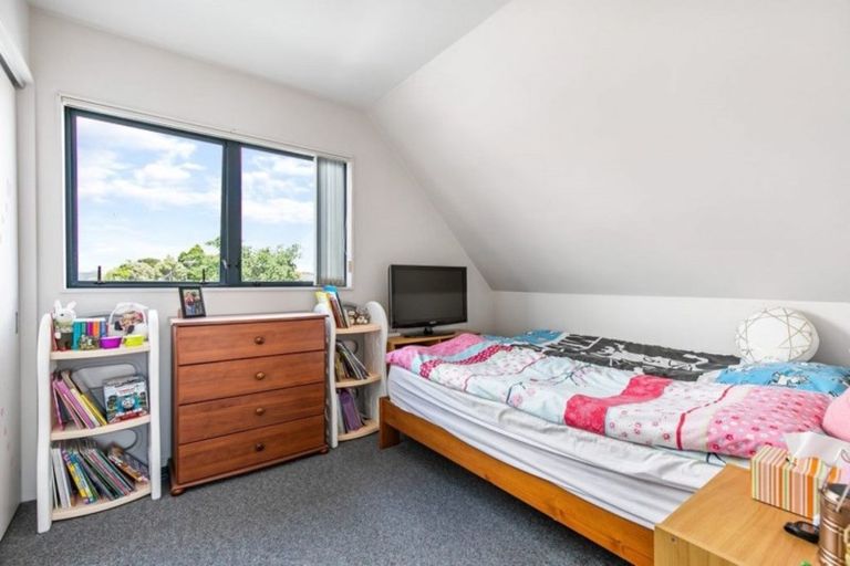 Photo of property in 2 Braeburn Place, Takanini, 2112