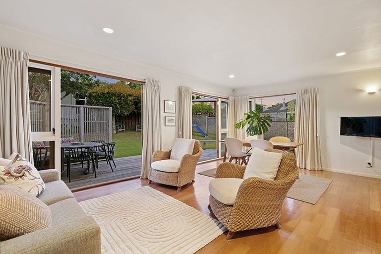 Photo of property in 13 Prestige Place, Castor Bay, Auckland, 0620