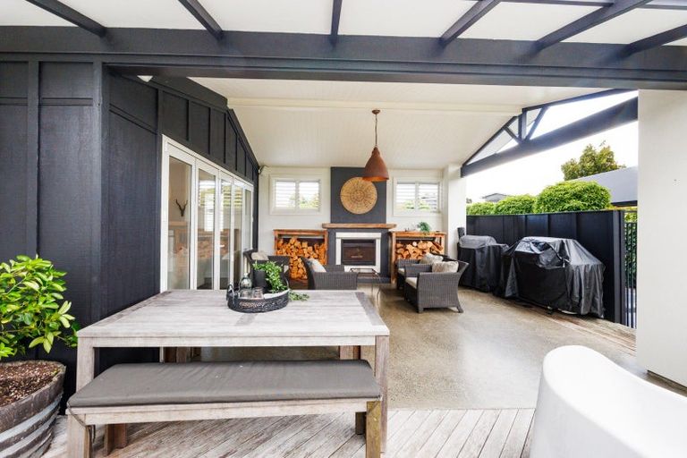 Photo of property in 5 Fairway Grove, Hokowhitu, Palmerston North, 4410