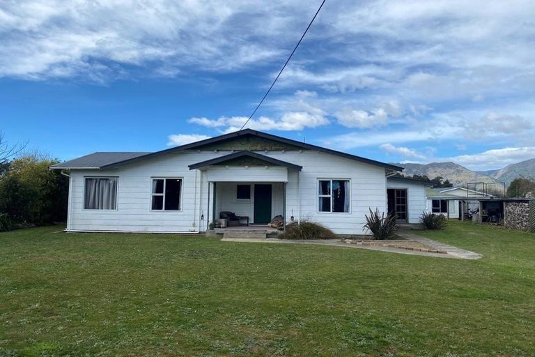 Photo of property in 176 Commercial Street, Takaka, 7110