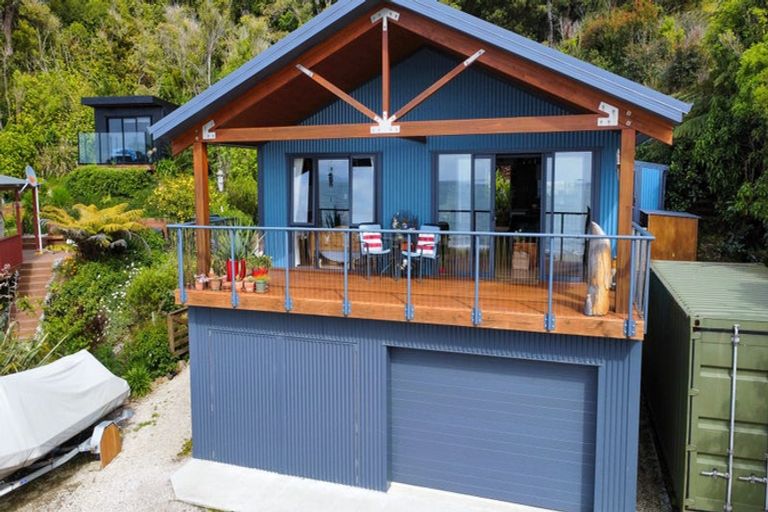 Photo of property in 72 Beach Road, Collingwood, 7073