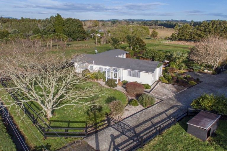 Photo of property in 102 Boord Crescent, Kumeu, 0891