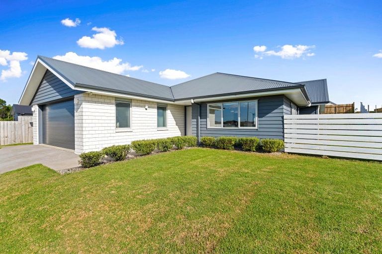 Photo of property in 76 Stace Hopper Drive, One Tree Point, 0118