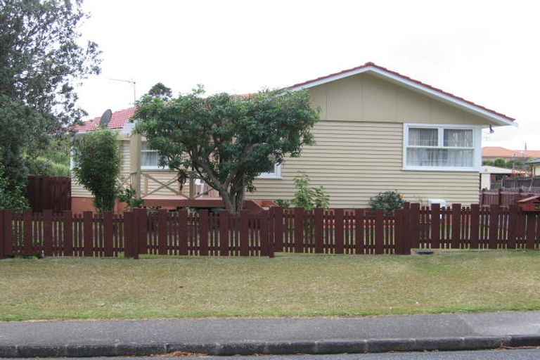 Photo of property in 43 Castleford Street, Green Bay, Auckland, 0604