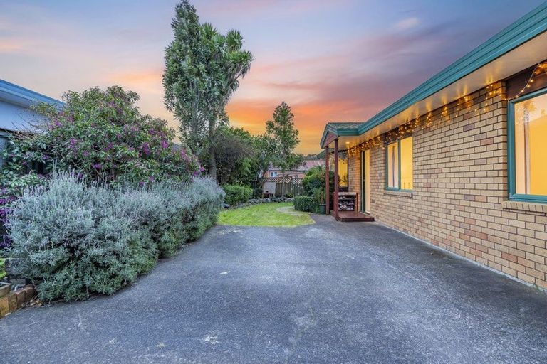Photo of property in 14 Swanson Oaks, Swanson, Auckland, 0612
