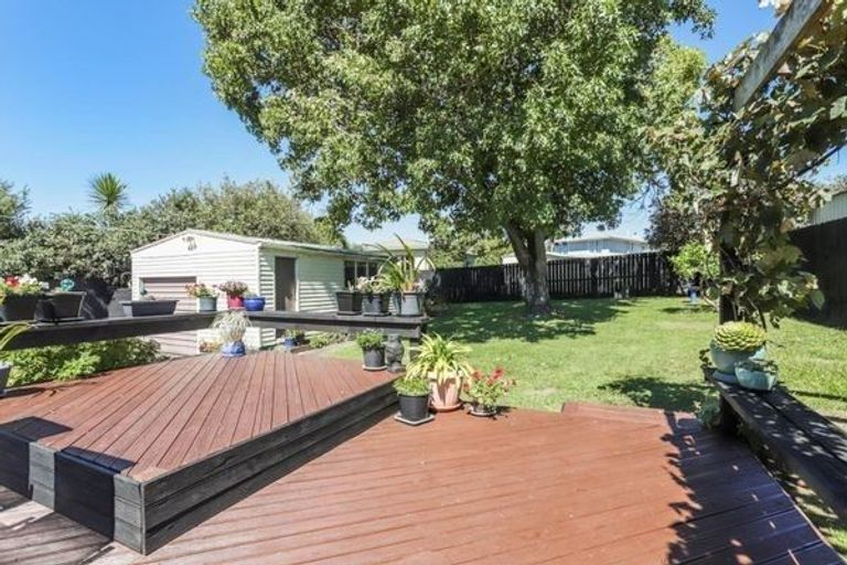 Photo of property in 106 Farquhar Road, Glendene, Auckland, 0602