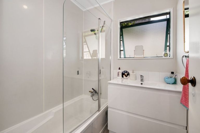 Photo of property in 68 Matija Place, Red Beach, 0932