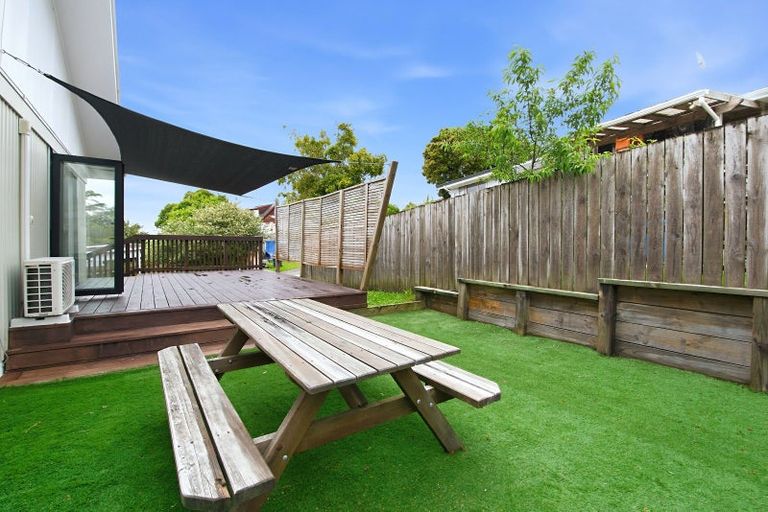 Photo of property in 2/17 Kemp Road, Massey, Auckland, 0614