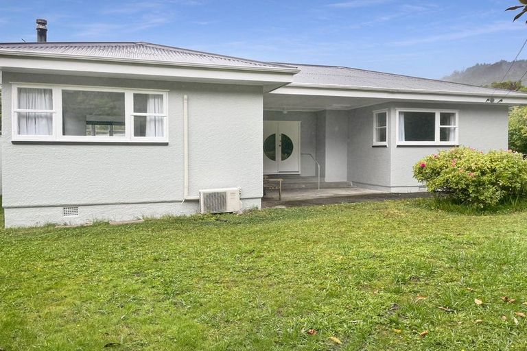 Photo of property in 31 Pinehaven Road, Pinehaven, Upper Hutt, 5019