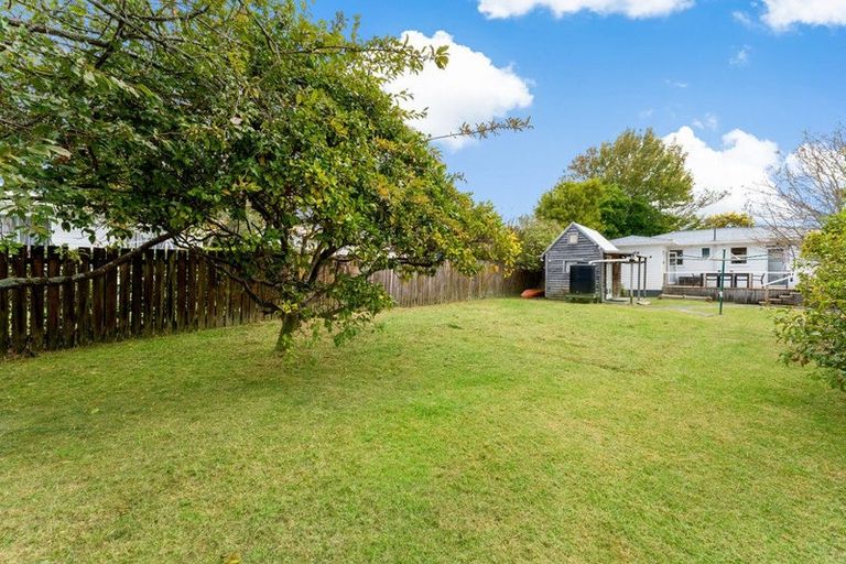 Photo of property in 7 Bayside Avenue, Te Atatu Peninsula, Auckland, 0610