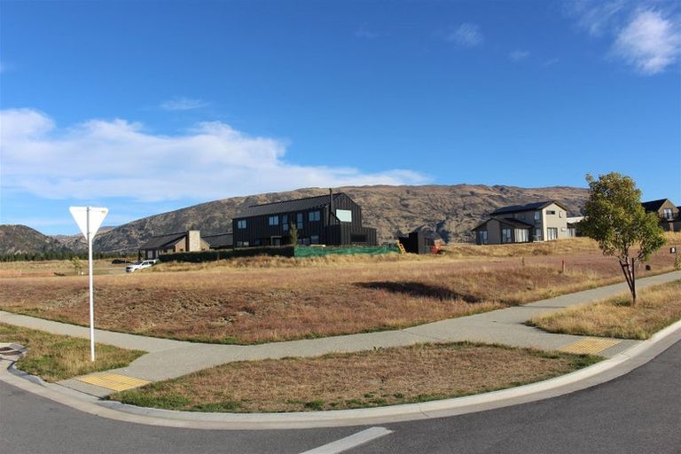 Photo of property in 28 Doug Ledgerwood Drive, Wanaka, 9305