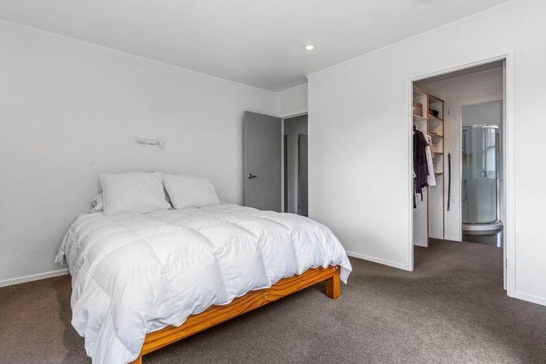 Photo of property in 52 Ravenwood Drive, Forrest Hill, Auckland, 0620