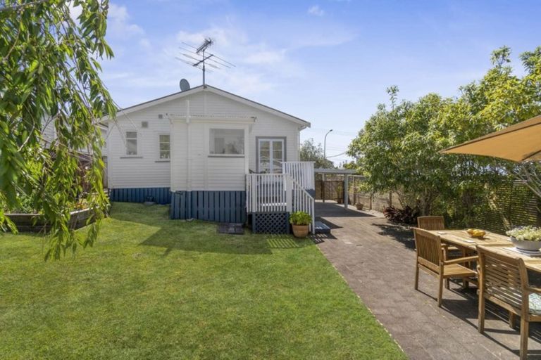 Photo of property in 25 Brandon Road, Glen Eden, Auckland, 0602