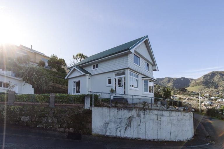 Photo of property in 2 Selwyn Road, Lyttelton, 8082