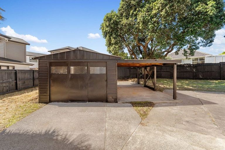 Photo of property in 24 Mackenzie Street, Te Atatu South, Auckland, 0610