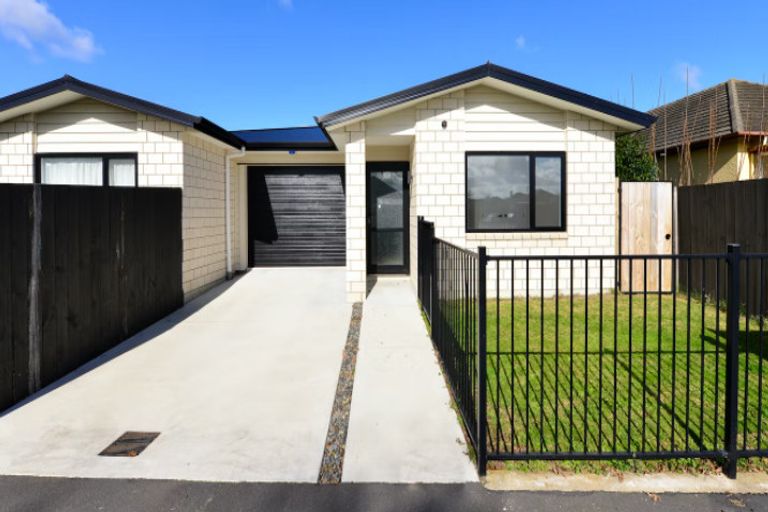 Photo of property in 32 Holland Road, Fairfield, Hamilton, 3214