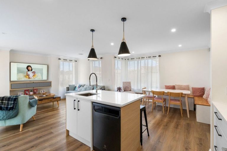 Photo of property in 6 Albizia Grove, Waikanae, 5036