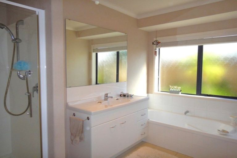 Photo of property in 6 Resolution Place, One Tree Point, 0118