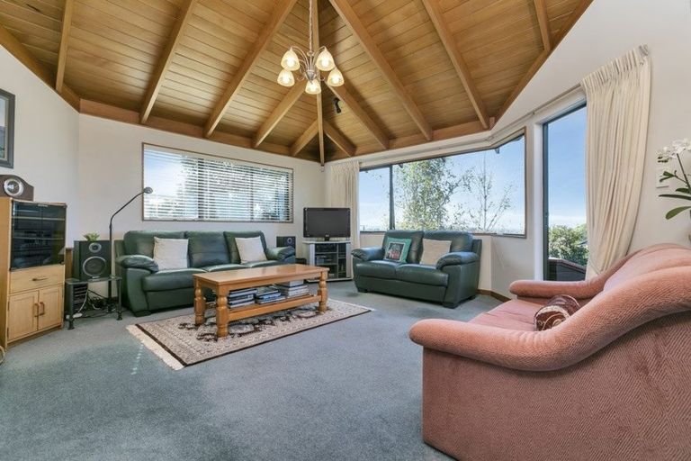 Photo of property in 1/70 Ocean View Road, Northcote, Auckland, 0627