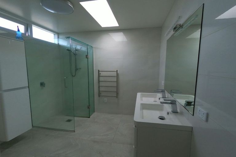 Photo of property in 15 Gretel Place, Hillcrest, Auckland, 0627