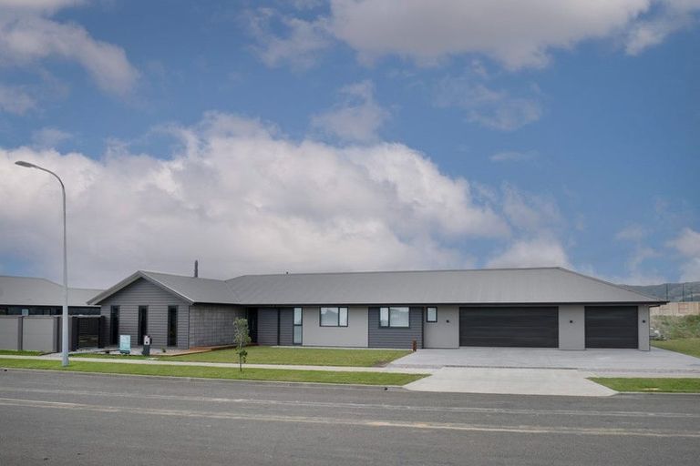 Photo of property in 76 Johnstone Drive, Fitzherbert, Palmerston North, 4410
