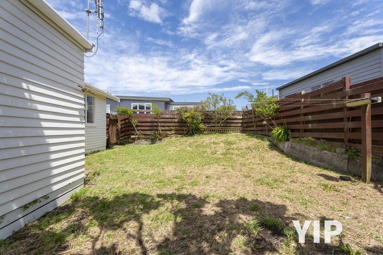 Photo of property in 10 Edgecombe Street, Newlands, Wellington, 6037