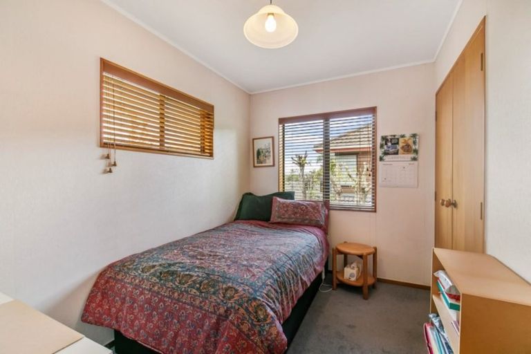 Photo of property in 2/5 Wernham Place, Northcote, Auckland, 0626