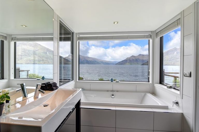 Photo of property in 62 Cedar Drive, Kelvin Heights, Queenstown, 9300