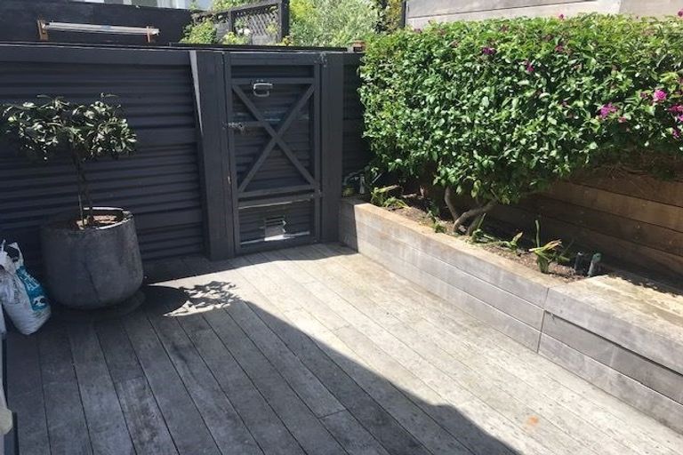 Photo of property in 92 Elizabeth Street, Mount Victoria, Wellington, 6011