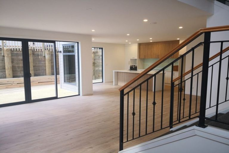 Photo of property in 22c Dallinghoe Crescent, Milford, Auckland, 0620