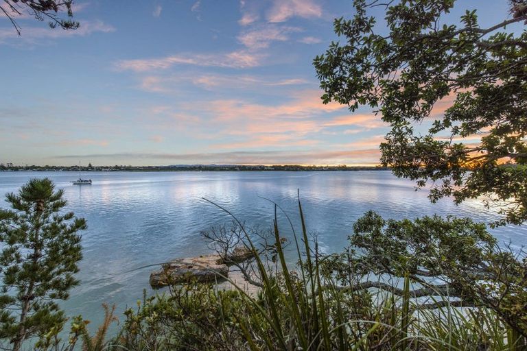 Photo of property in 15a Chatham Avenue, Paremoremo, Auckland, 0632