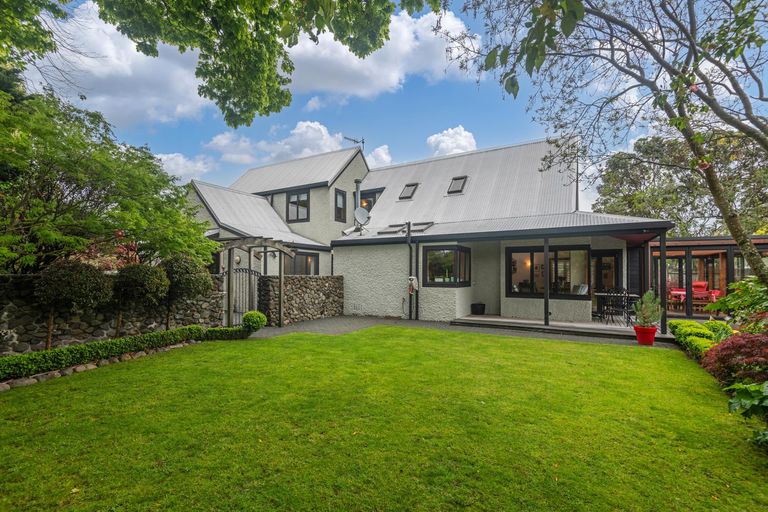 Photo of property in 18 Durham Crescent, Palmerston North, 4414