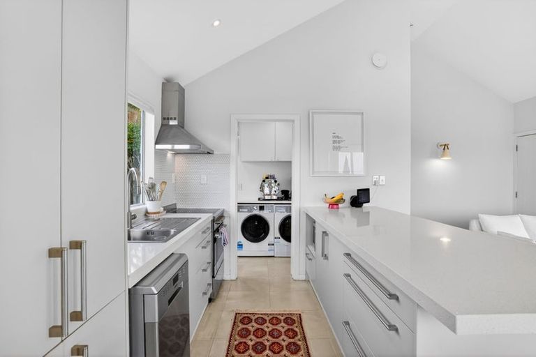 Photo of property in 2/47 Birkdale Road, Birkdale, Auckland, 0626