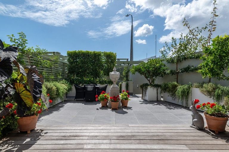 Photo of property in 1/2a Queens Parade, Devonport, Auckland, 0624