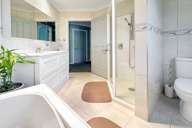 Photo of property in 15 Ina Ville Drive, Pukekohe, 2120