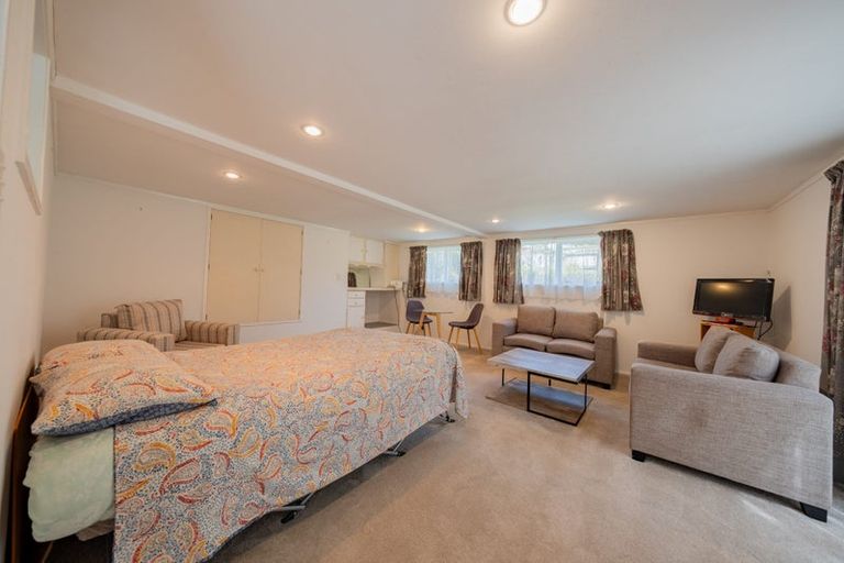 Photo of property in 18 Blakeborough Drive, Forrest Hill, Auckland, 0620