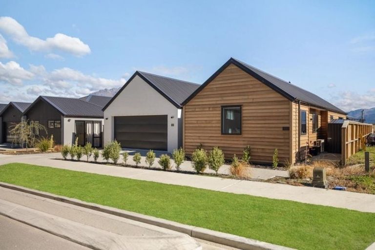 Photo of property in 52 Spur Ridge Rise, Jacks Point, 9371